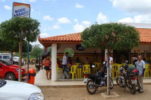 E o bode, quando aparece, já estamos em Queimada Nova, Piauí. Só que é assado!