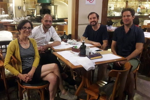 Gabriela Celani, Oliver Tessmann, Tobias Walisser e Rafael Urano em um restaurante em São Paulo