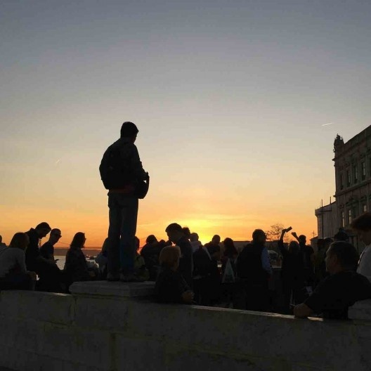 Turistas assistindo ao pôr-do-sol na Ribeira das Naus, outubro de 2017