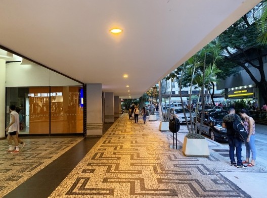 Galeria Metrópole: a esquerda, o vazio central. Ao fundo, a abertura para a praça Dom José Gaspar