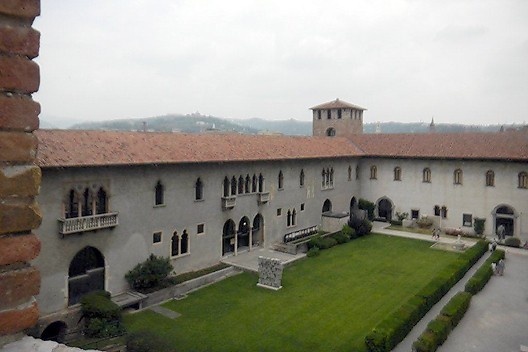 Castelvecchio, fachada da galeria com suas janelas góticas, Verona