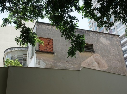 Empenas laterais em processo de deterioração