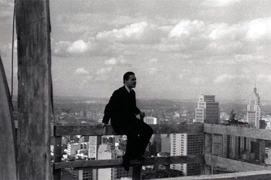 Carlos Lemos no topo do edifício Copan em construção, São Paulo