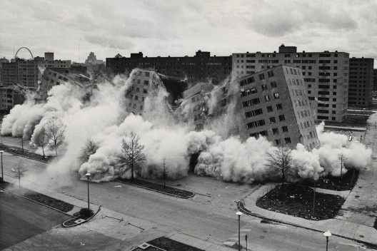 Demolição de um dos edifícios do conjunto Pruitt Igoe