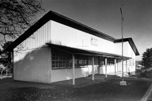 Jardim de Infância Municipal em Três Barras SC. Tábuas verticais mata-juntadas