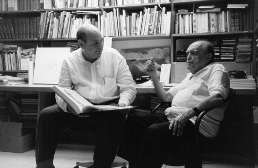 Marco do Valle apresenta sua tese de doutorado para Oscar Niemeyer