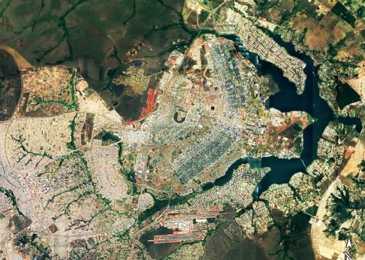 Foto de Satélite da cidade de Brasília que aponta no seu desenho a diferença entre a cidade planejada e a cidade que se desenvolveu a mercê do planejamento