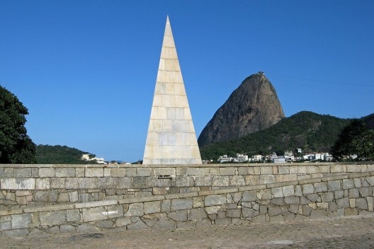 A capela e o monumento