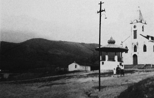 Fotos do local, que mostram o desenvolvimento da área