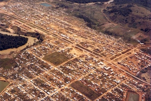 Parauapebas, PA275 ao centro, com alças e cruzamentos, sem os ipês que se tornariam símbolos da cidade, c. 1980/1990