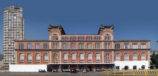 Fachada posterior vista do estacionamento do antigo prédio do Dops, atual Pinacoteca avançada