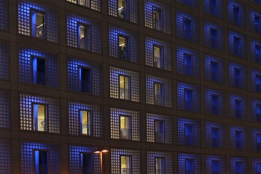 Biblioteca Municipal de Stuttgart, detalhe da fachada à noite. Arquiteto Young Yi