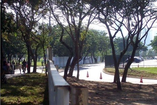 Em maio, vê-se à direita o interior da área de piquenique usada como estacionamento