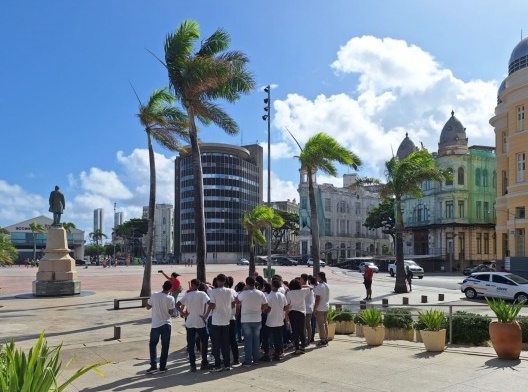 Vista geral do Marco Zero, com um dos edifícios em risco, protegido por tela, 2023
