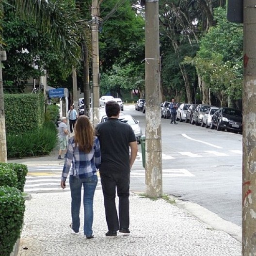 Moradores andando pelo bairro