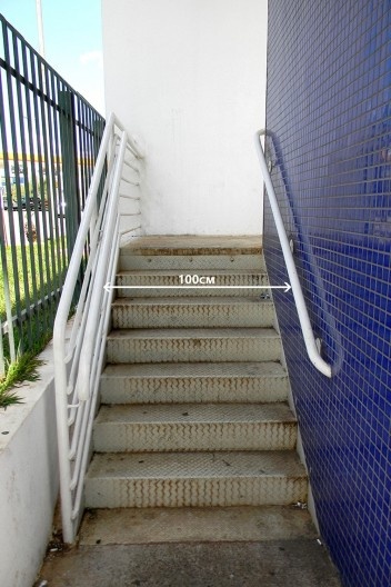 A largura útil das escadarias das extremidades claramente não comporta um fluxo tranquilo de 150 pessoas em 16 segundos