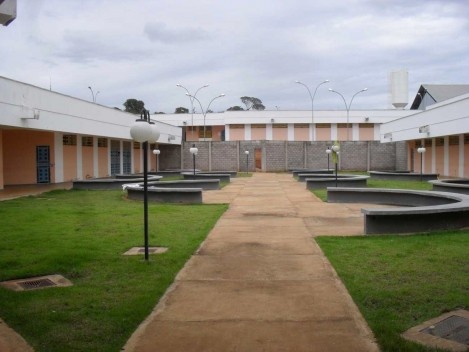 Vista do pátio central humanizado de unidade construída de acordo com o SINASE