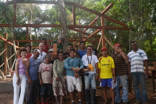 Centro Experimental Floresta Ativa - CEFA, oficina com Louro Santos, equipe de construção, RESEX Tapajó-Arapiuns PA. Arquiteta Cristina Xavier
