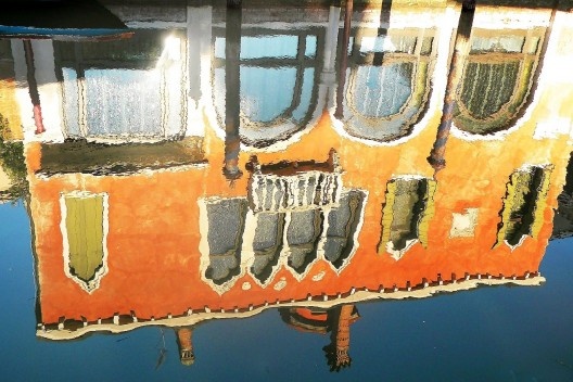 Janelas refletidas no canal, Veneza