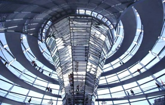 Interior da cúpula do Reichstag alemão, projeto de Norman Foster em Berlim