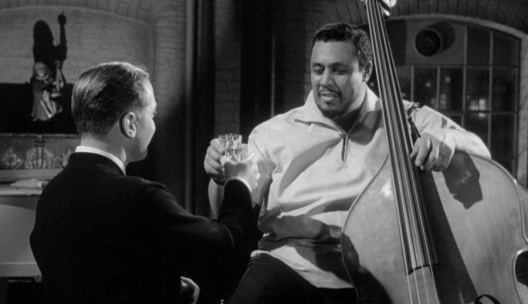 Richard Attenborough e Charles Mingus, em \"Noite insana\", de Basil Dearden