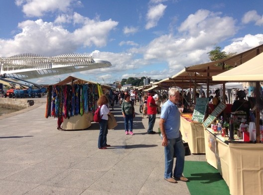 Praça Mauá com barracas de feira montadas entre o MAR e o Museu do Amanhã, Rio de Janeiro