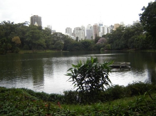 Córrego Aclimação entra no parque e forma o lago