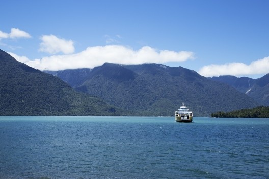 Partida da balsa de Hornopirén