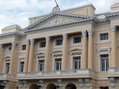 Ventanas de vidrio, edificio Poder Popular Provincial Santiago de Cuba (estilo ecléctico, primera mitad del siglo XX)