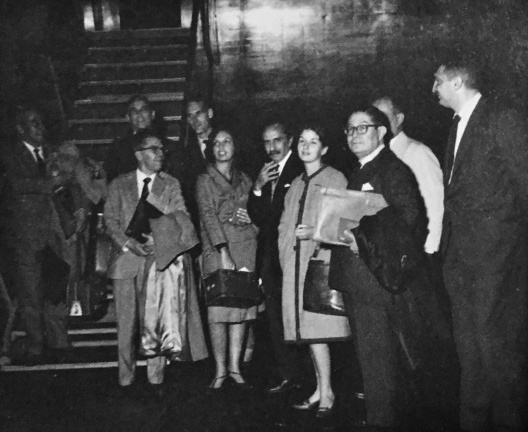 O grupo brasileiro de arquitetos partindo para a China com Lucio Costa (ao centro, de bigode), ao lado de Maria Elisa Costa e Vilanova Artigas, à direita