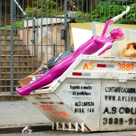 Agora seu destino final está selado: uma caçamba com restos de reforma. Bem, aparentemente selado...