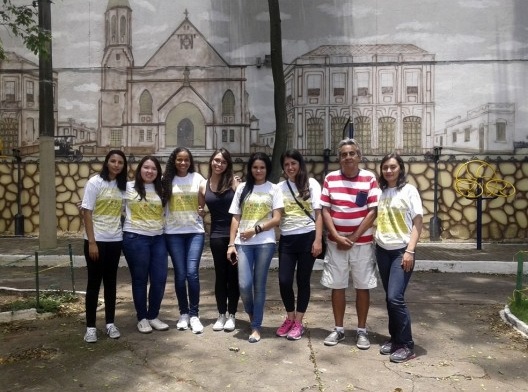 Alunos com Sr. Dedé, morador, preparam roteiro histórico da Vila Maria Zélia para participar da I Jornada do Patrimônio do Município de São Paulo