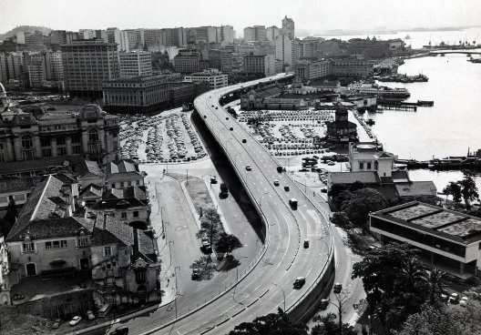 A avenida Perimetral e o torreão do antigo restaurante Albamar, na década de 1960
