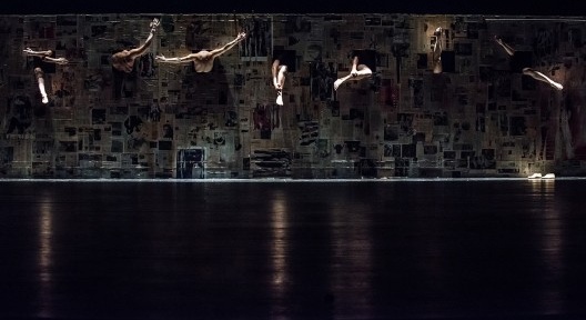 Cena de “Propriedade Privada”, 1996 Teatro Nacional São João, Porto. Cenografia de João Mendes Ribeiro