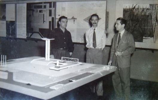 Da esquerda para a direita, atrás da maquete da equipe: Ceschiatti, Helio Ribas e Marcos Konder