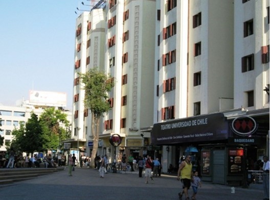 Largo defronte ao Teatro Universidad de Chile. Estação Baquedano. Providencia. Santiago.