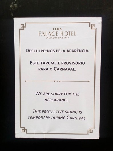 Palace Hotel, além de colocar o elegante tapume preto, colocou o aviso em português e em inglês, pedindo desculpas pela aparência
