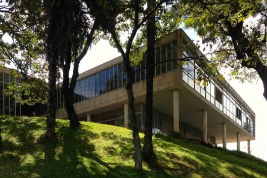 Cassino, pilotis visto do passeio de contorno, Pampulha, Belo Horizonte