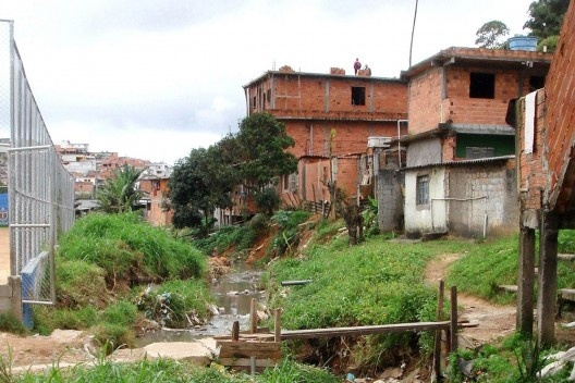 Parque Novo Santo Amaro V - Programa Mananciais, área antes da intervenção, São Paulo SP Brasil, 2009 – 2012. Arquitetos Héctor Vigliecca, Luciene Quel, Neli Shimizu e Ronald Fiedler Werner / Vigliecca & Associados