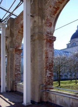 Ruínas da velha arcada de fechamento do Hofgarten, integradas ao edifício da Staatskanzlei