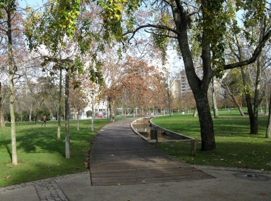 Linhas simétricas e assimétricas se mesclam, criando diferentes configurações. Ao subdividir os espaços em áreas temático-funcionais, valorizam-se as atividades recreativas ao ar livre