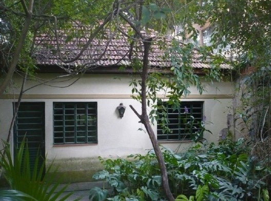 Edícula que serviu de apoio ao escritório do arquiteto e depois pelo filho, como sede da Fundação Gaia nos anos 1980