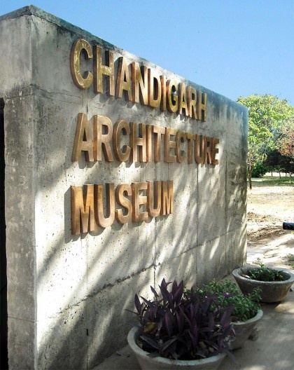 Acesso ao Museu de Arquitetura de Chandigardh onde há o registro de toda a história da criação da cidade e objetos marcantes como os móveis criados por Pierre Jeanneret