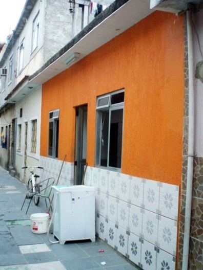 exemplo de fachada de uma das casas do Monte Castelo (à direita)