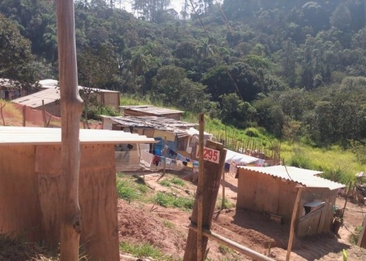 Durante a pandemia Covid-19, adentrando a comunidade e aos bairros vizinhos para distribuição de alimento e cobertores, visita a assentamentos vizinhos