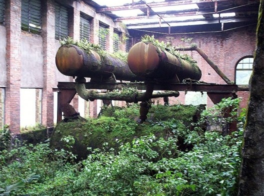 Situação de abandono em que se encontravam diversas instalações do segundo sistema funicular em 2007 e 2008
