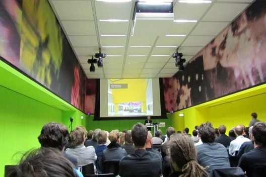 A palestra de Eberle, no Siemens Auditorium, um espaço flexível, projetado por seu escritório de arquitetura