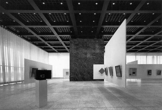 Ludwig Mies van der Rohe. Novo Museu Nacional, 1962-68, Berlim, Exposição inaugural em 1968