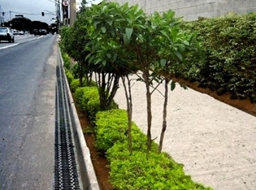 Exemplo de calçada e sarjeta drenantes