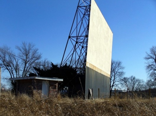 A tela de cinema drive-in abandonado na rota 66, próximo de Sapulpa, Oklahoma